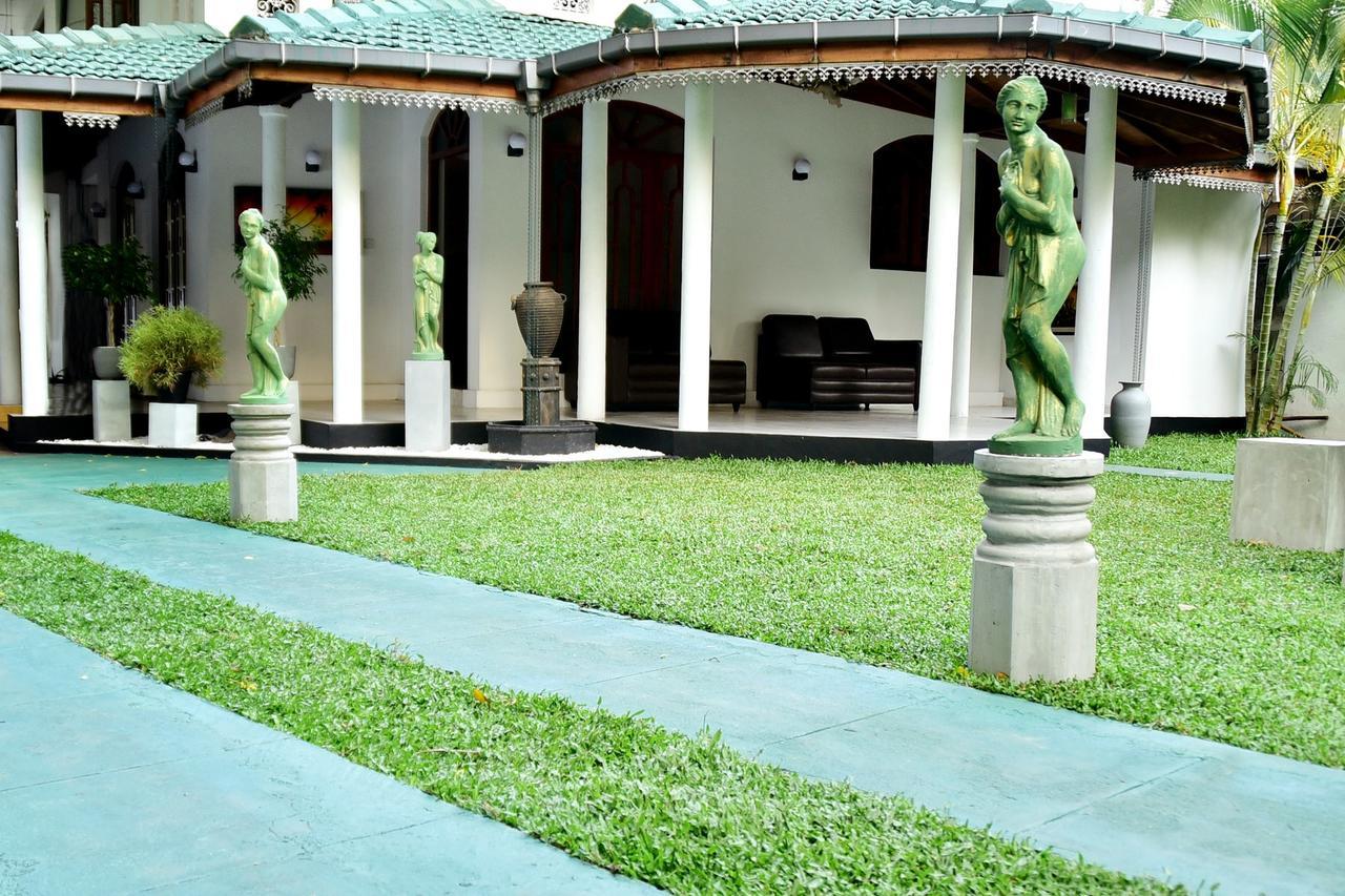 Sky Transit Hotel Katunayaka Buitenkant foto