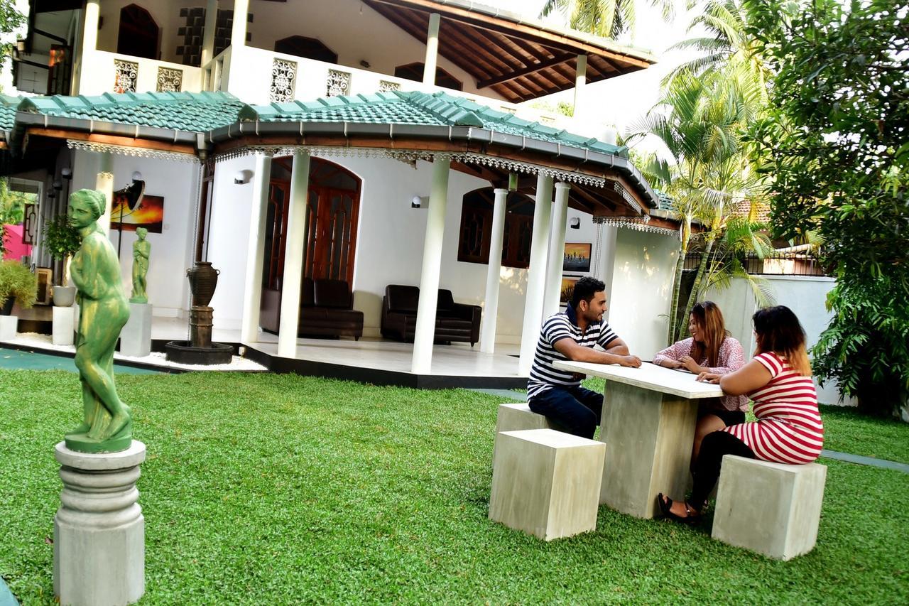 Sky Transit Hotel Katunayaka Buitenkant foto